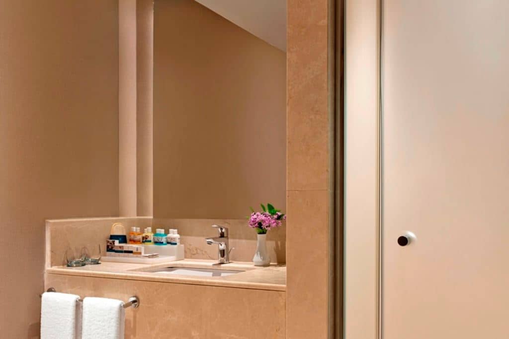 rooms-family-room-land-side