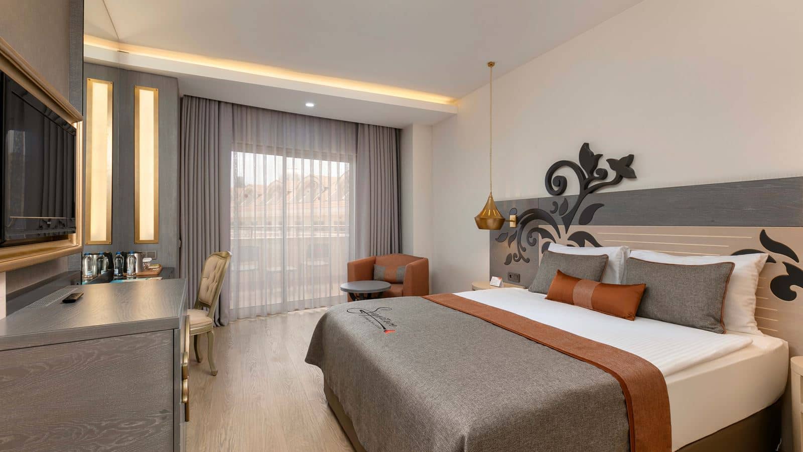 rooms-family-room-land-view