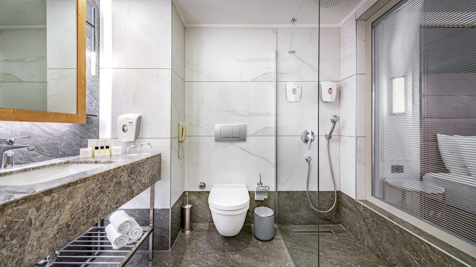 rooms-deluxe-room-side-sea-view