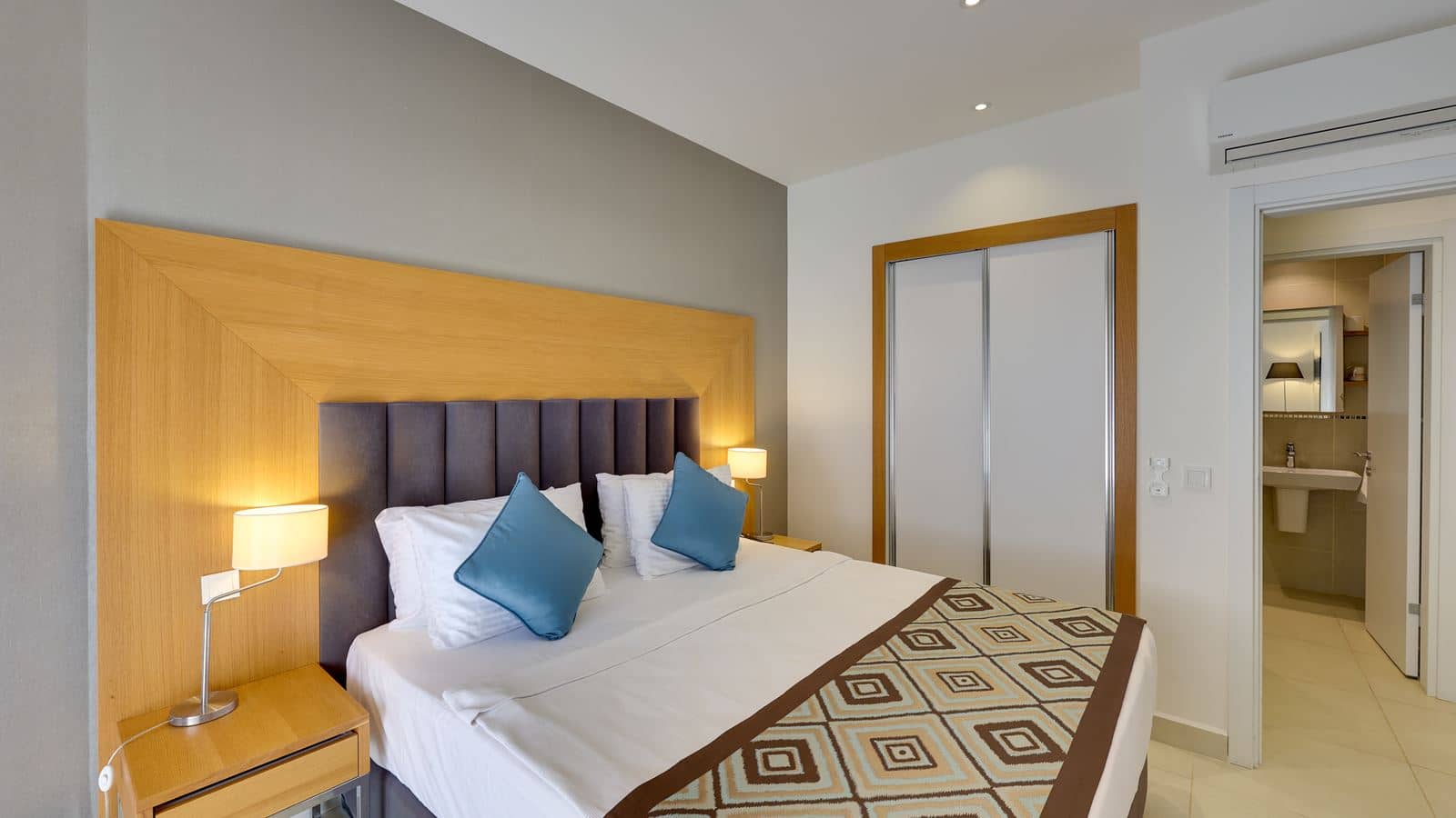 rooms-junior-suite-landview-room-balcony
