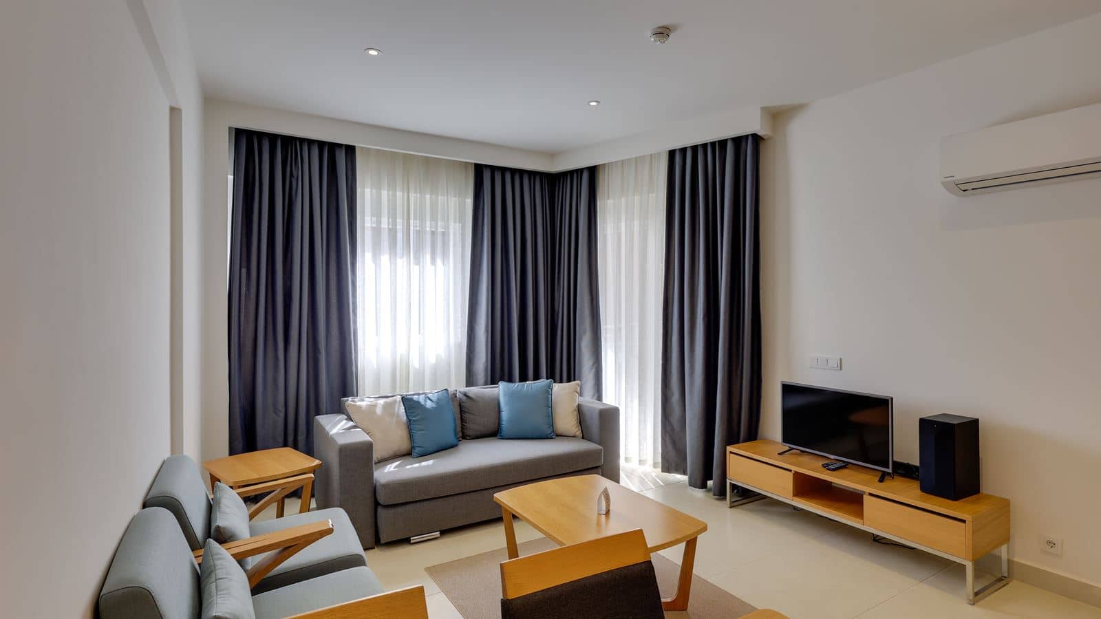 rooms-junior-suite-seaview-room-balcony