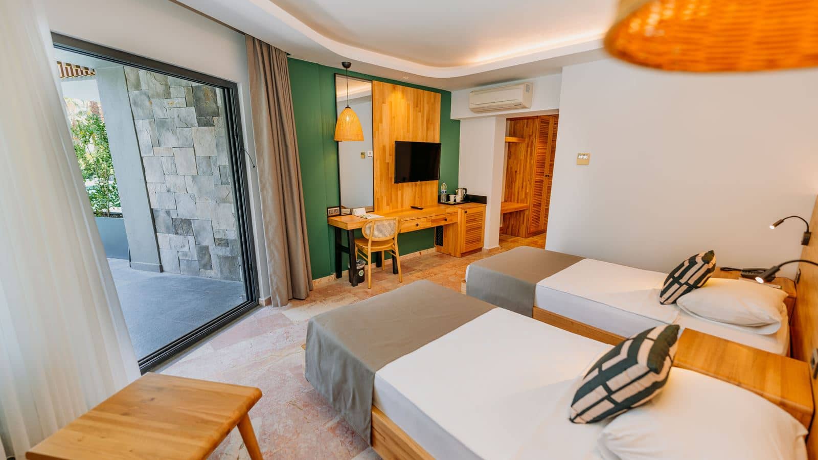 rooms-lagoon-swim-up-room--direct-pool-access