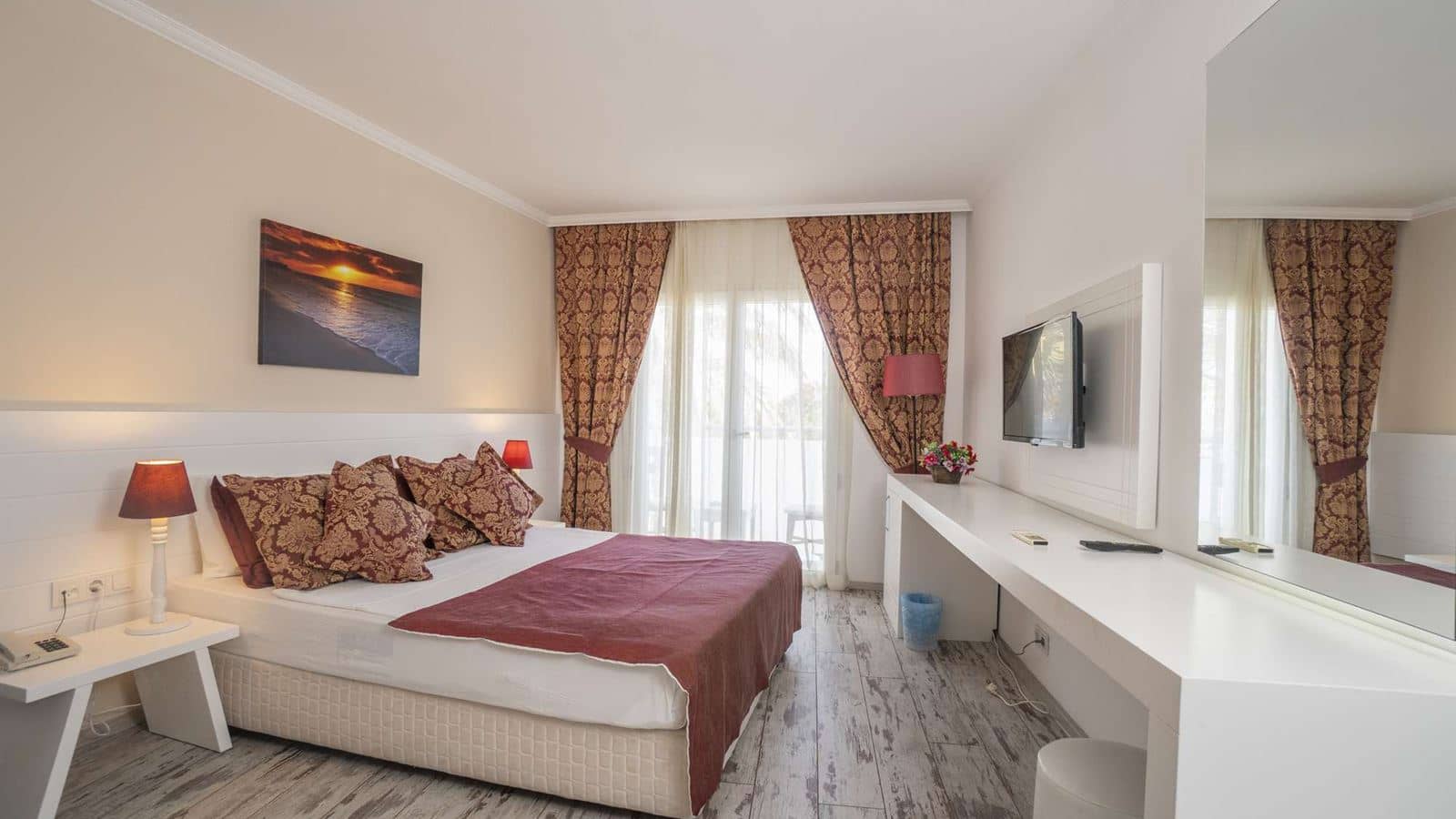 rooms-standard-room-pool-view