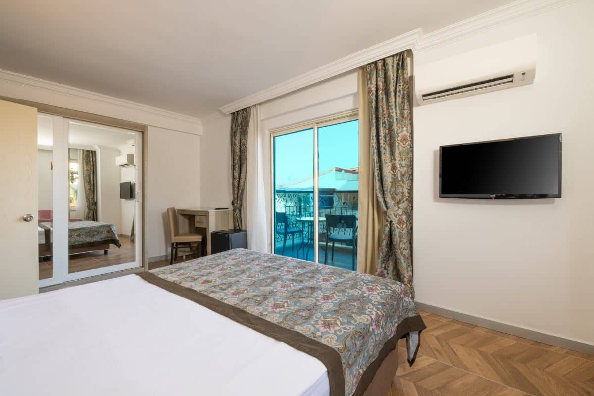 rooms-family-room-land-view-with-bunkbed