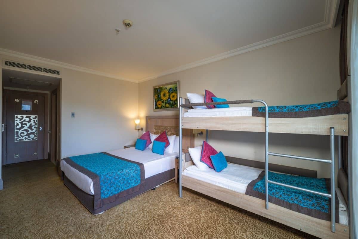 rooms-coral-room