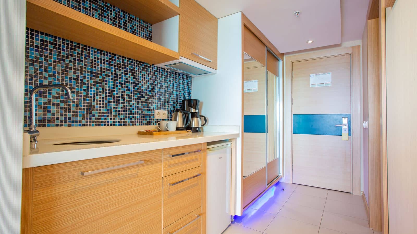 rooms-pool-access