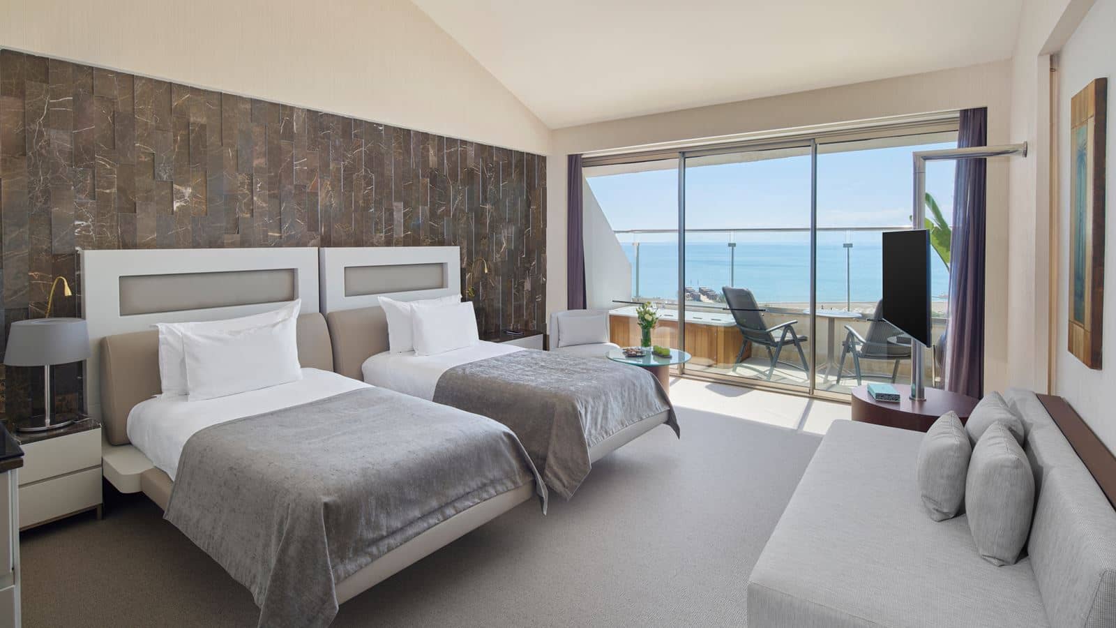 rooms-family-suite-roof-land