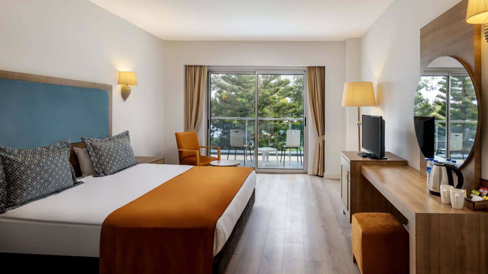 rooms-coral-room