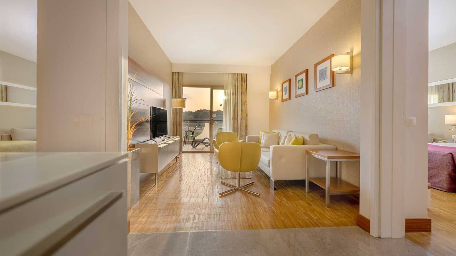 rooms-hotel-family-deluxe-suite-room