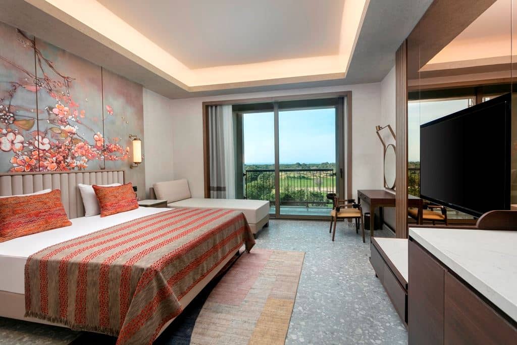 rooms-family-room-golf-view