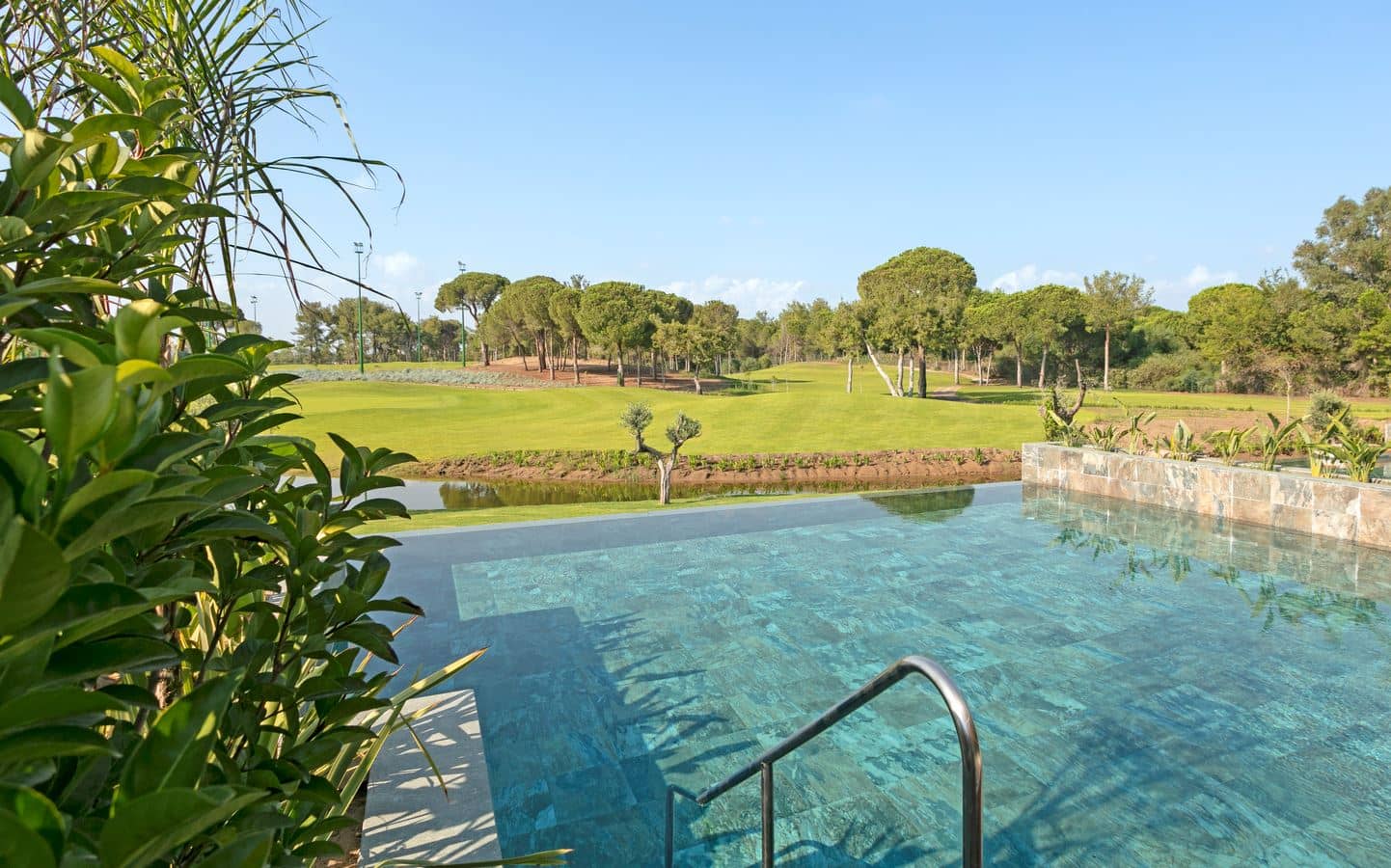 rooms-lagoon-golf-family-swim-up