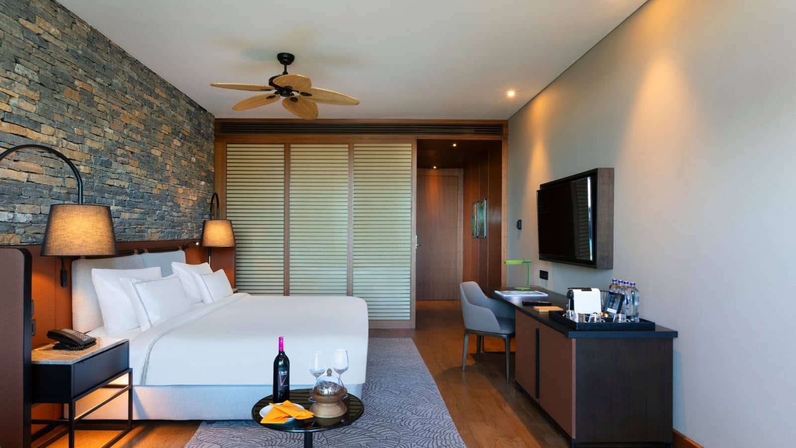 rooms-superior-room-partly-sea-view