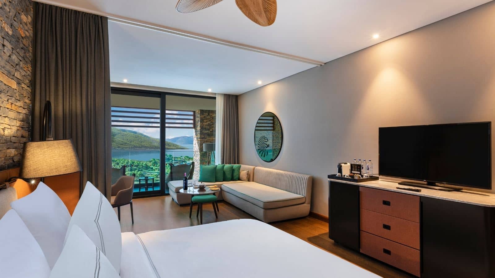 rooms-deluxe-room-partly-sea-view