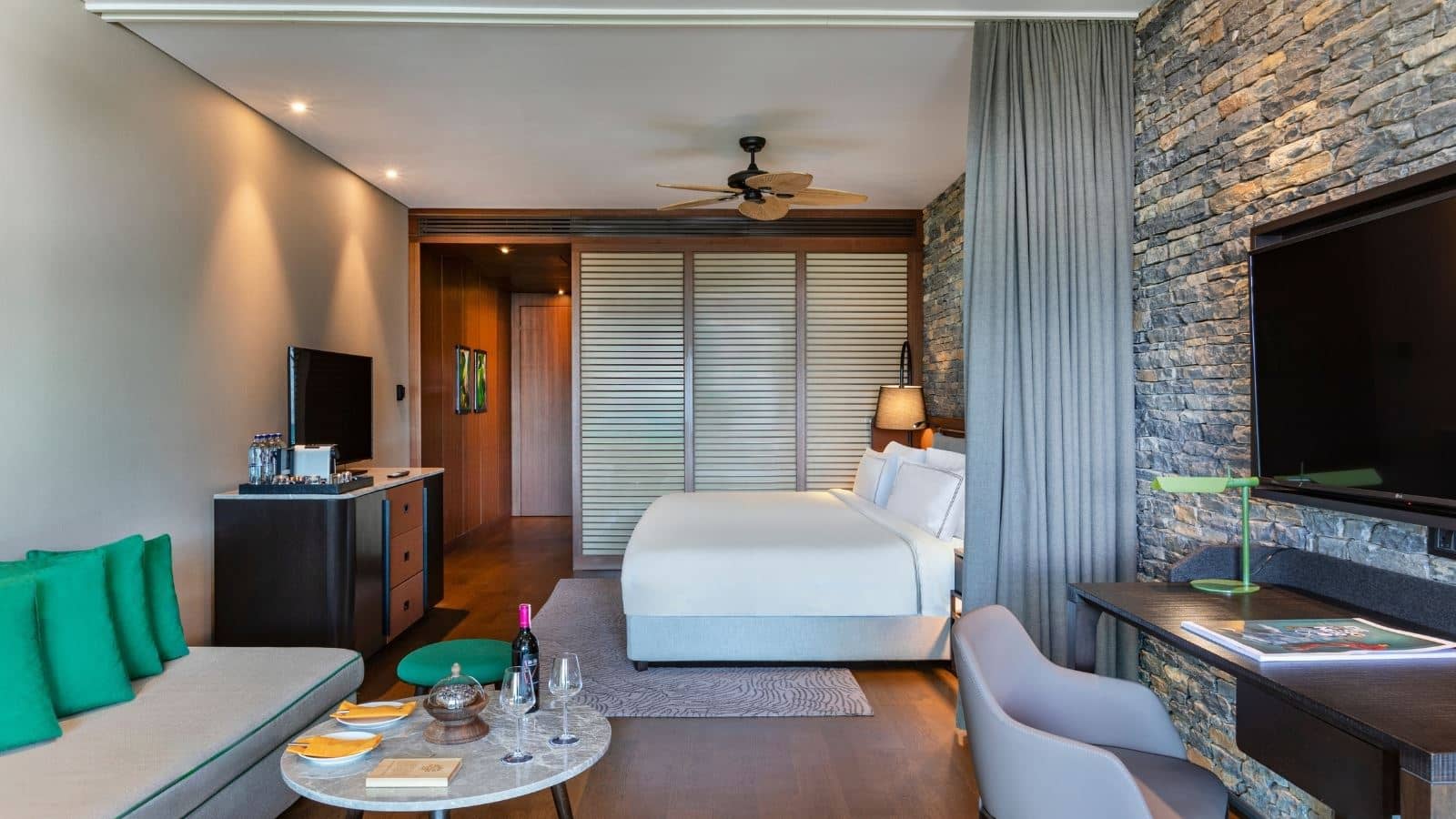 rooms-deluxe-room-partly-sea-view