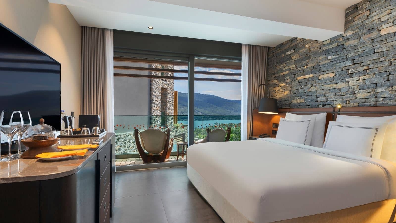 rooms-superior-room-land-view