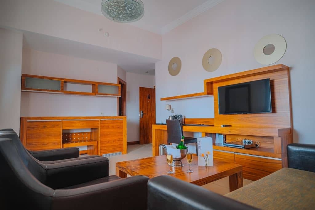 rooms-deluxe-king-suite