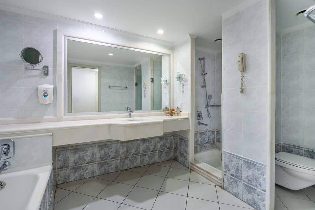 rooms-swim-up-room