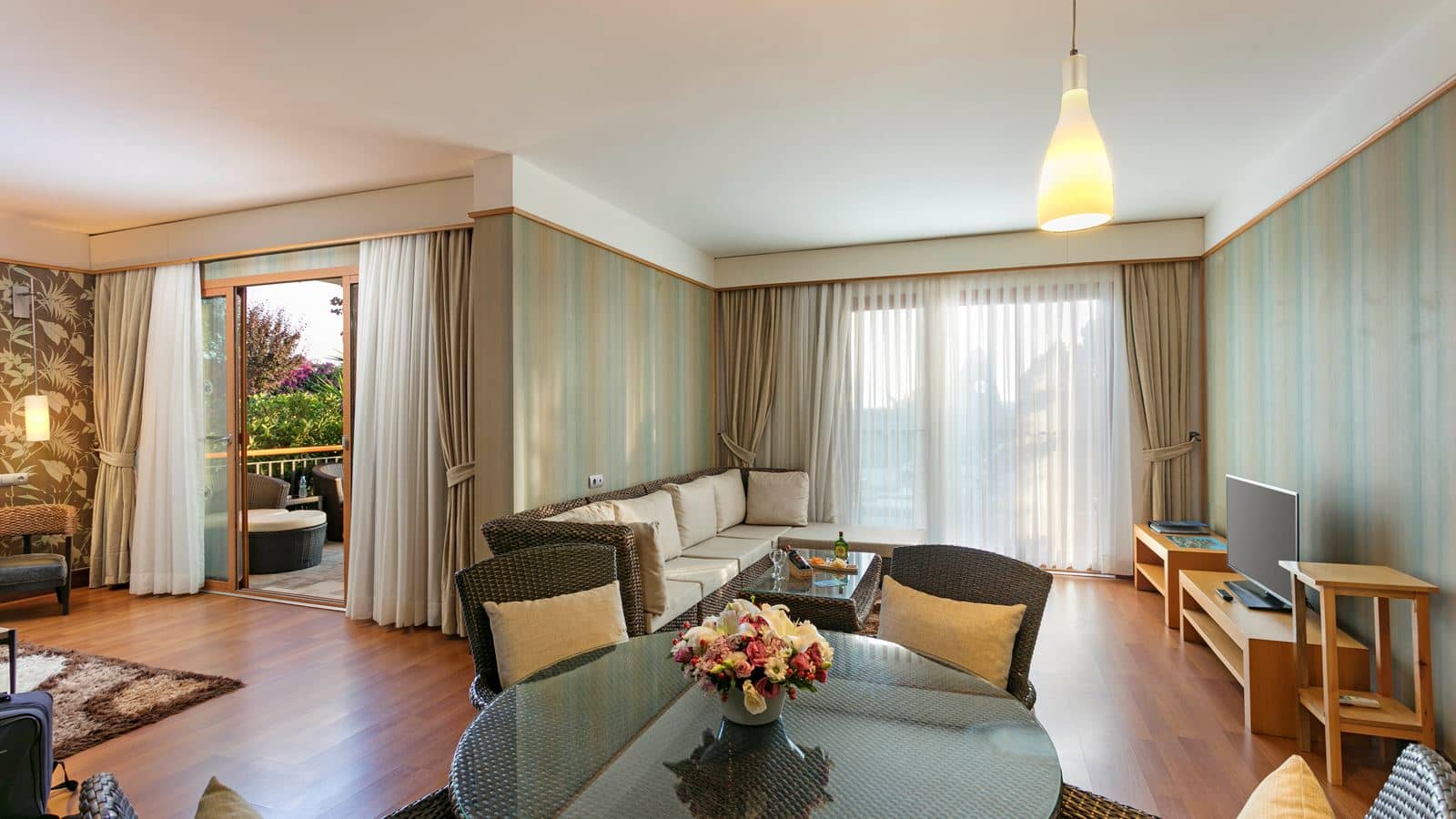 rooms-superior-suite-swimup
