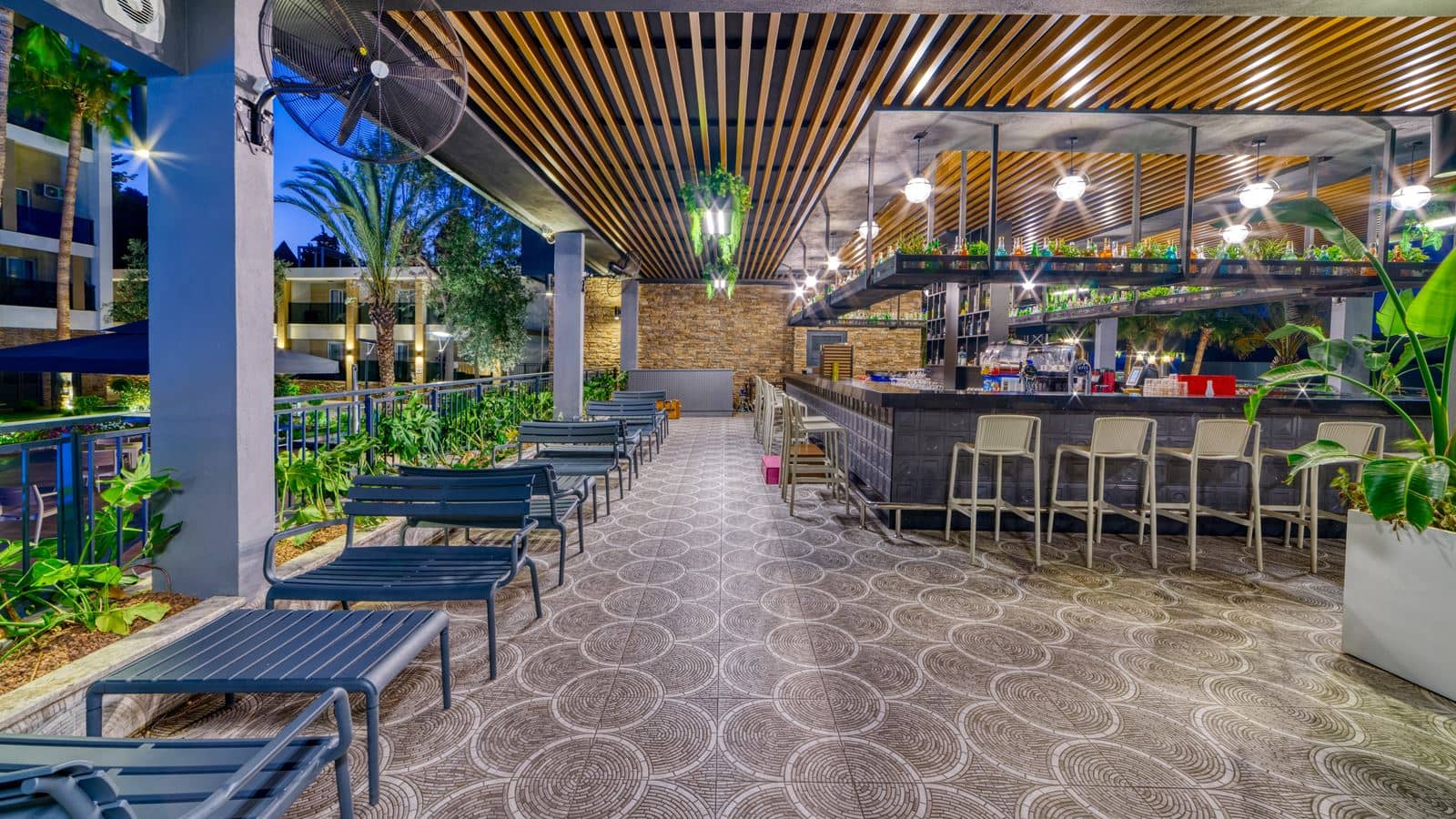 bars-enjoy-pool-bar