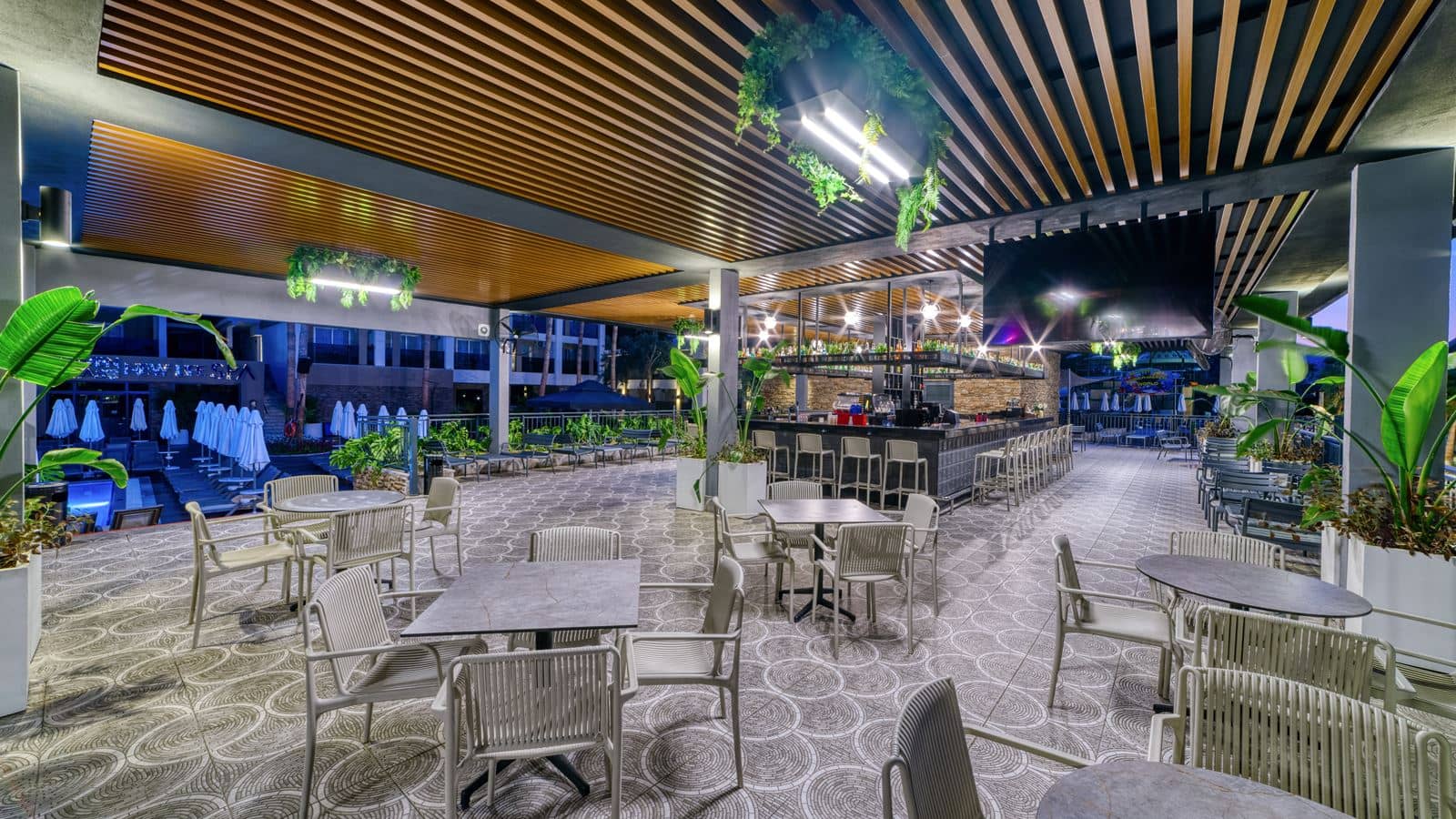 bars-enjoy-pool-bar