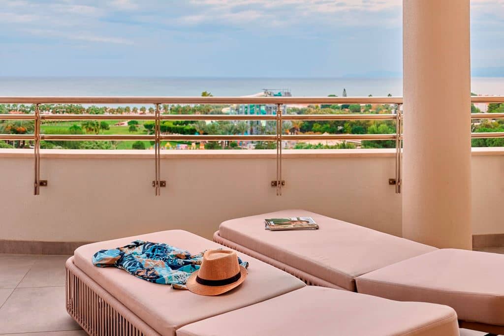 rooms-corner-suite-with-jacuzzi-and-sea-view