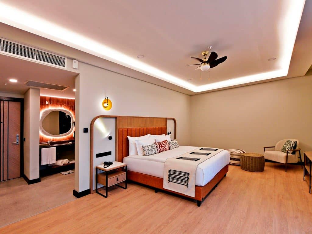 rooms-corner-swim-up-suite-forest-view