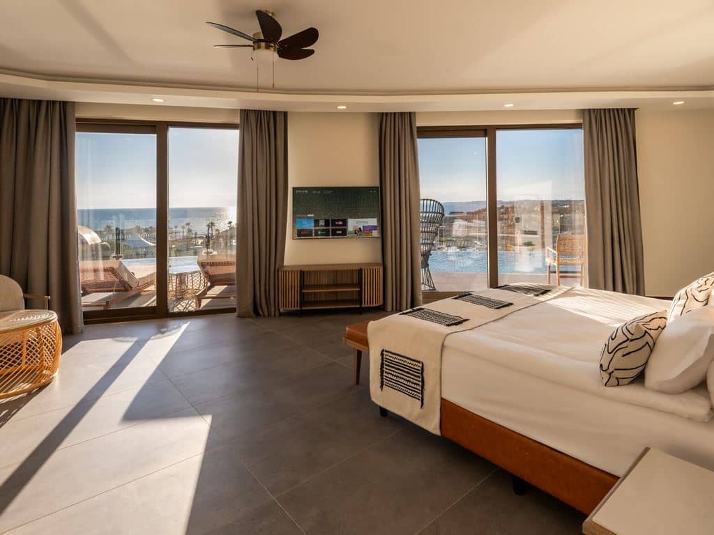 rooms-corner-swim-up-suite-sea-view