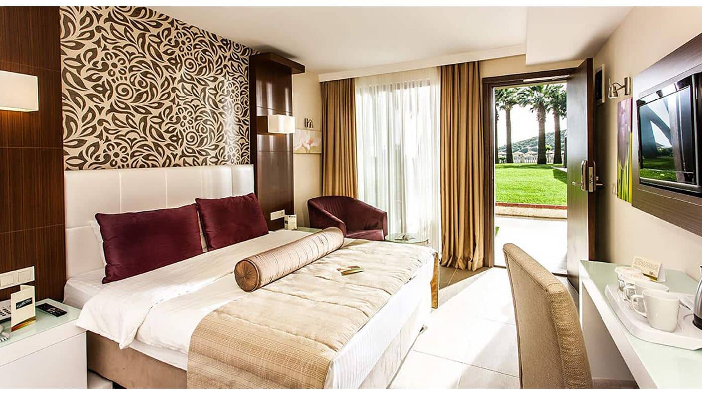 rooms-family-room-land-view
