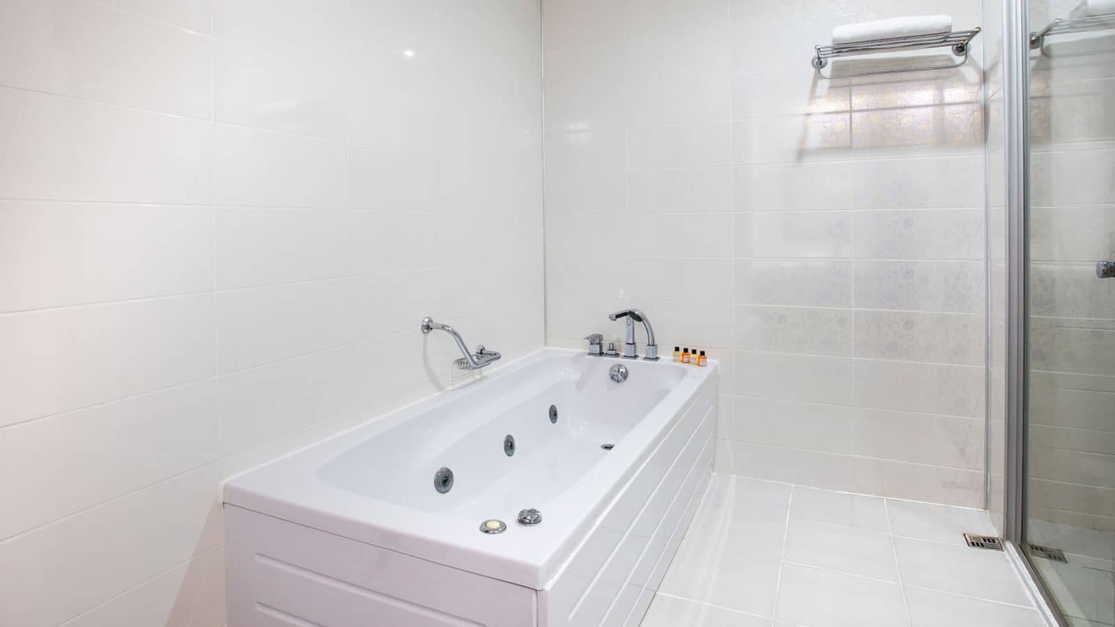 rooms-main-building-deluxe-suite