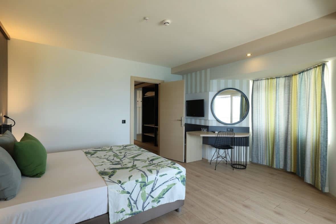 rooms-family-room-sea-view