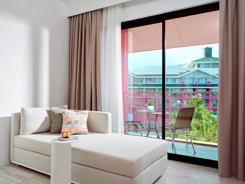 rooms-pearl-room-land-view