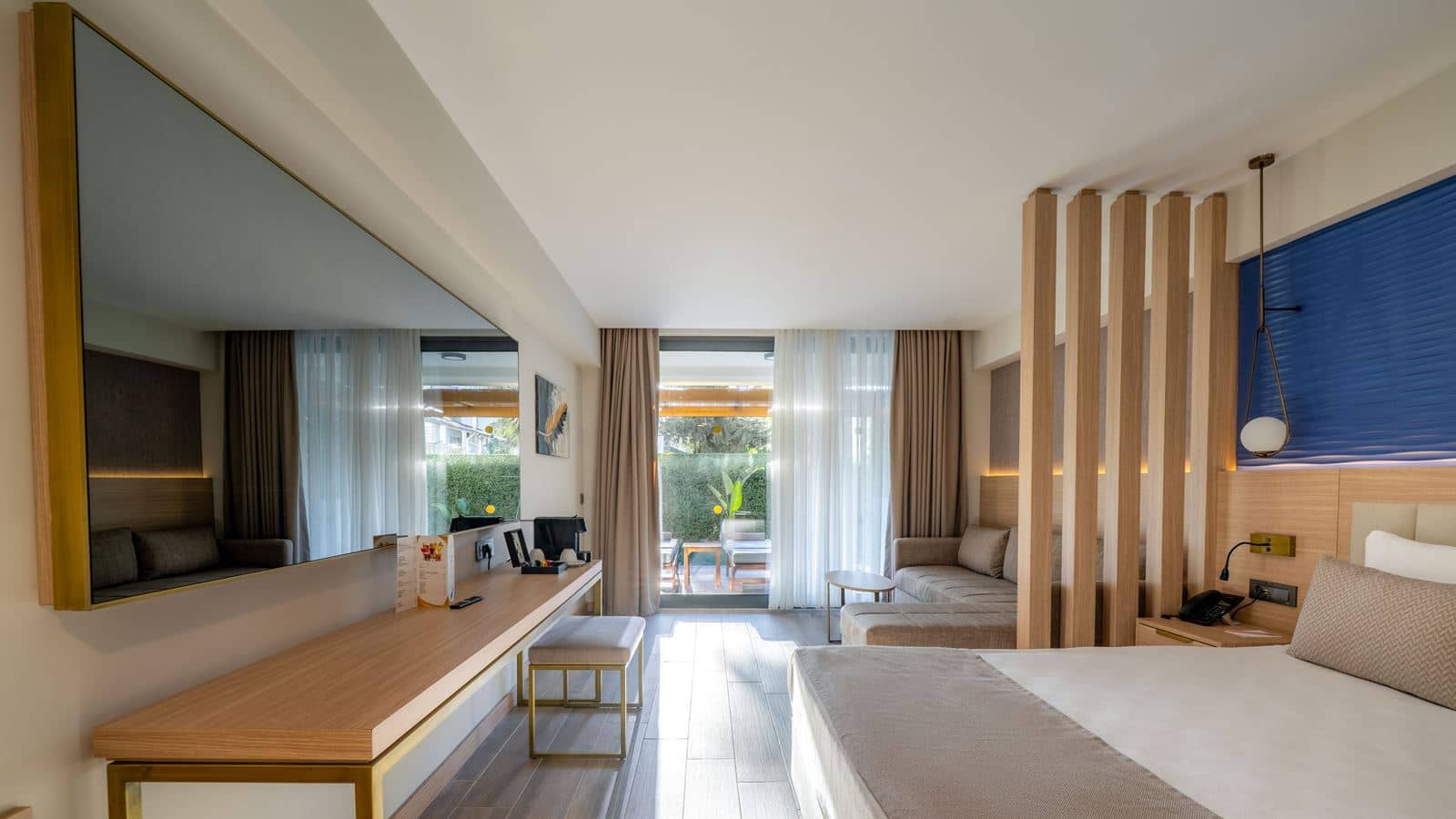 rooms-swim-up-room