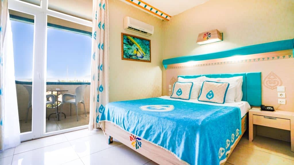 rooms-coral-room