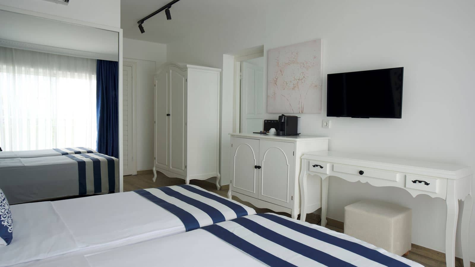 rooms-club-family-room