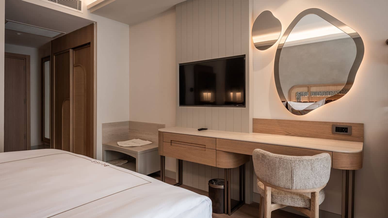 rooms-deluxe-land-view