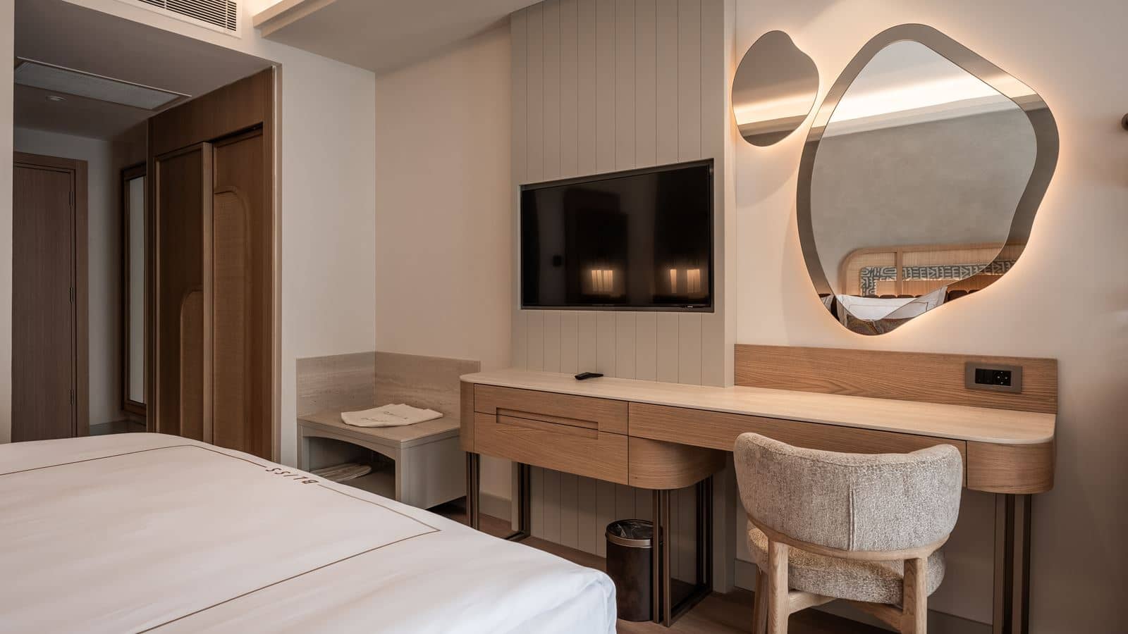 rooms-deluxe-side-sea-view
