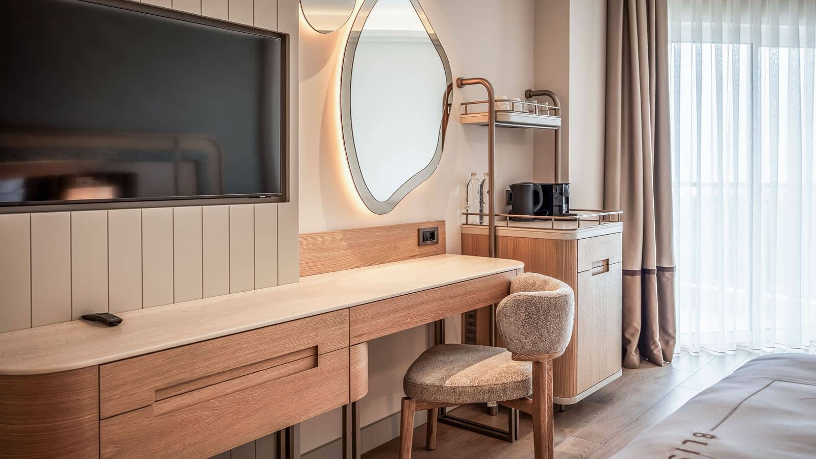 rooms-deluxe-side-sea-view