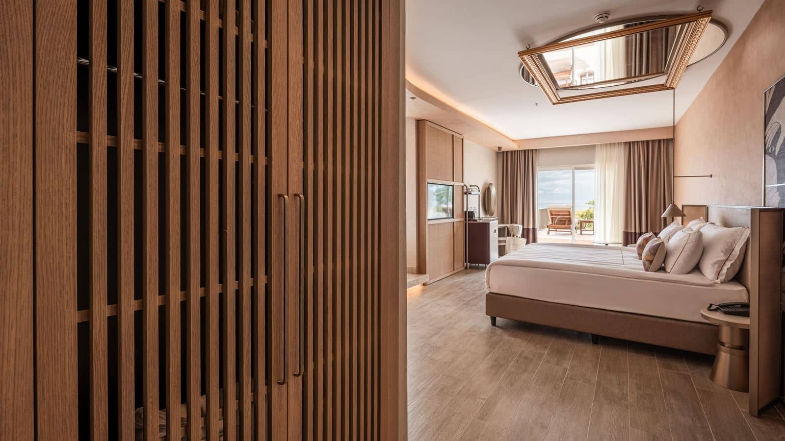 rooms-superior-jacuzzi-garden-up-sea-view