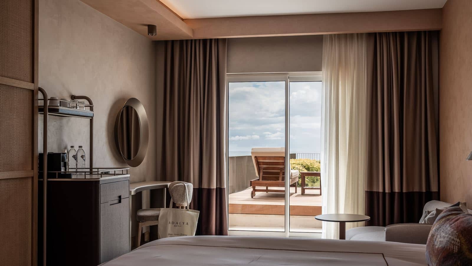 rooms-superior-jacuzzi-garden-up-sea-view