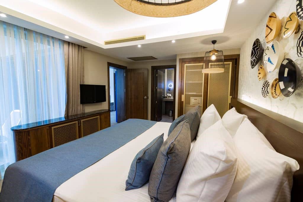 rooms-family-pool-house-upper-floor