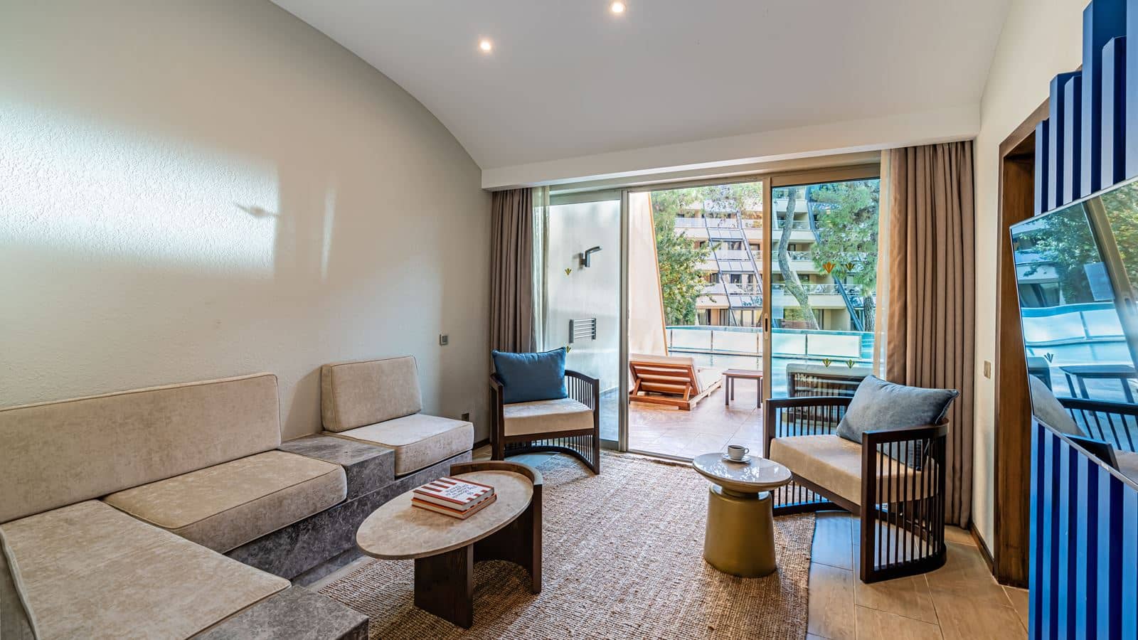 rooms-family-pool-house-ground-floor