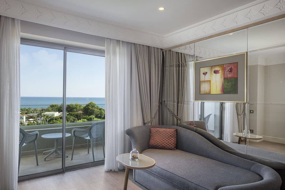 rooms-coral-room