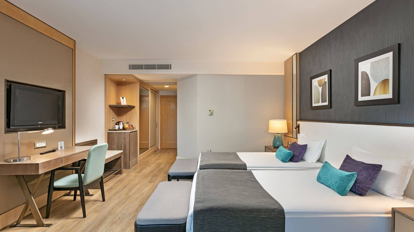 rooms-deluxe-room-land-view