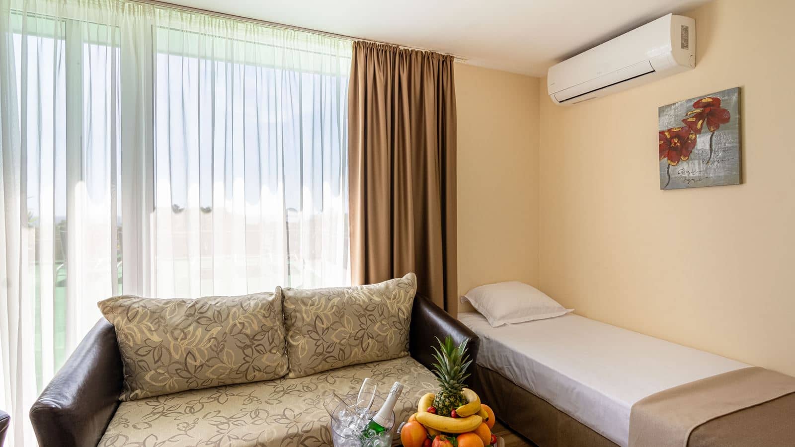 rooms-apartment-with-terrace