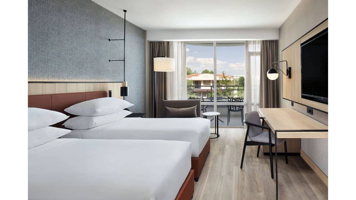 rooms-single-wchild-deluxe-room-cityview-balcony