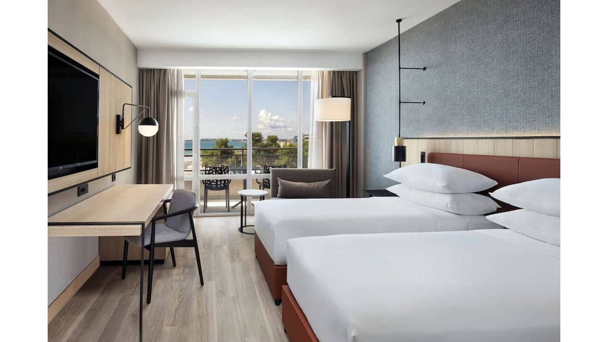 rooms-singleuse-deluxe-room-cityview-balcony