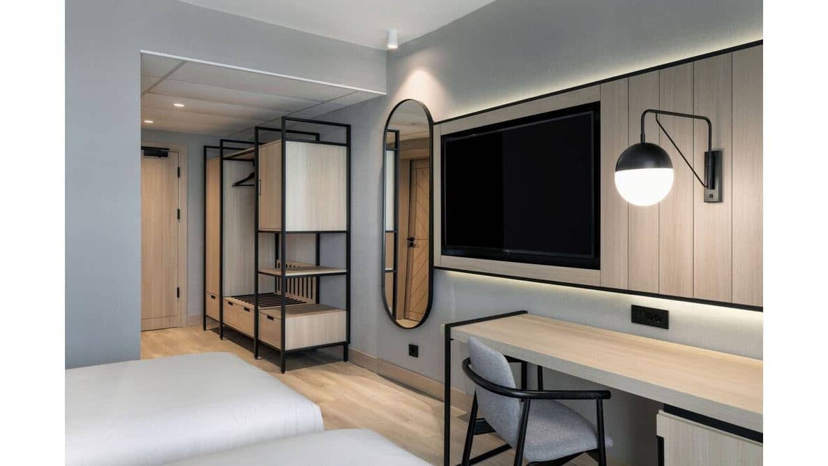 rooms-single-wchild-deluxe-room-cityview-balcony
