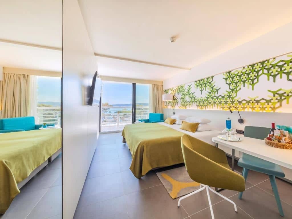 rooms-superior-room-seaside-balcony