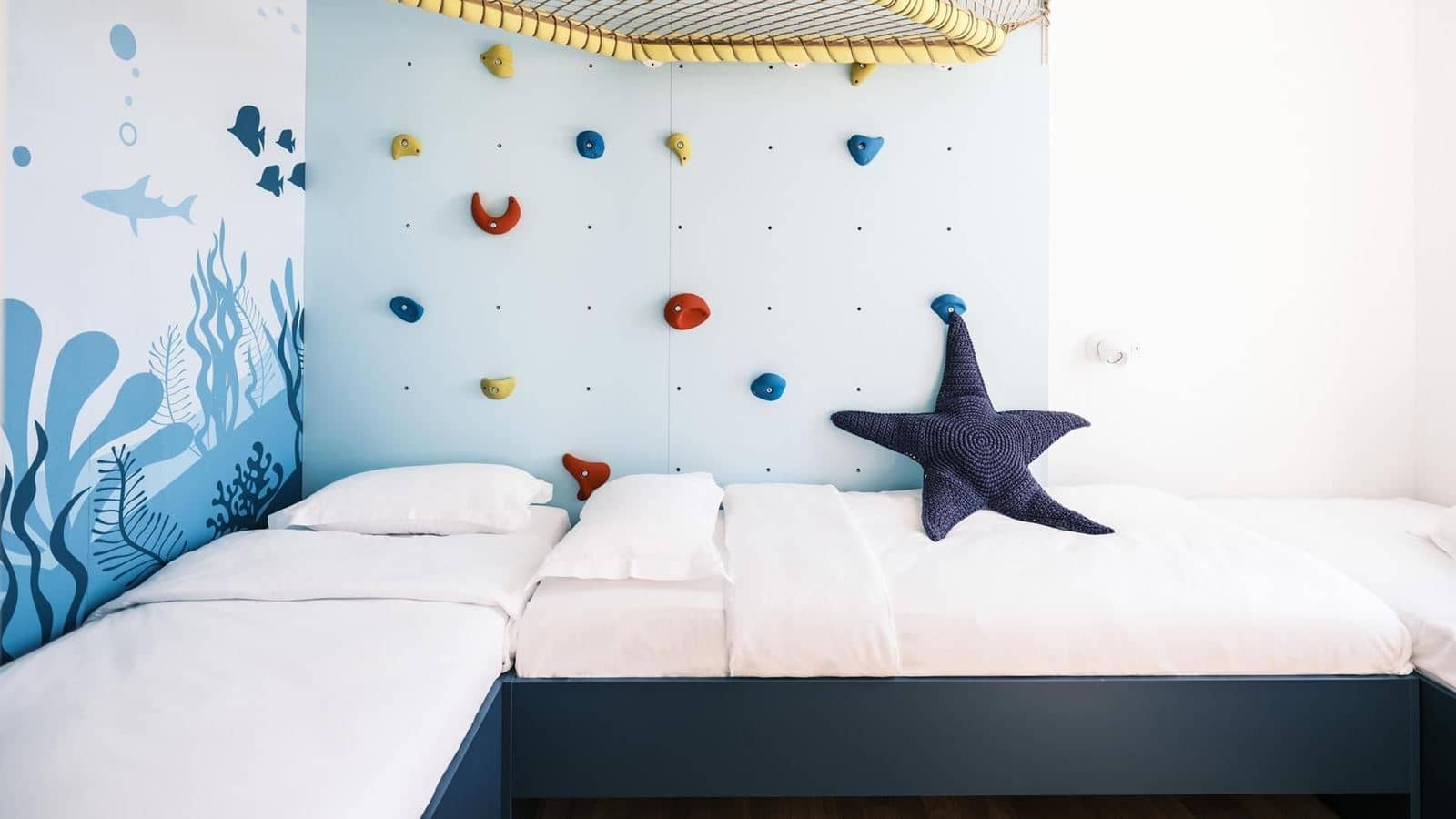 rooms-deluxe-familyroom
