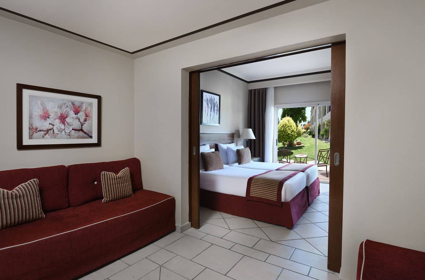 rooms-deluxe-familyroom-gardenview